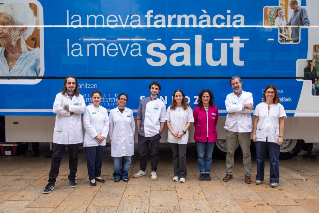 Les farmacèutiques i farmacèutics voluntaris a la farmàcia mòbil de L'Hospitalet.