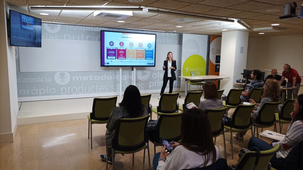 Noelia Paco va descriure tot el procés per aconseguir que un fàrmac arribi a la clínica.