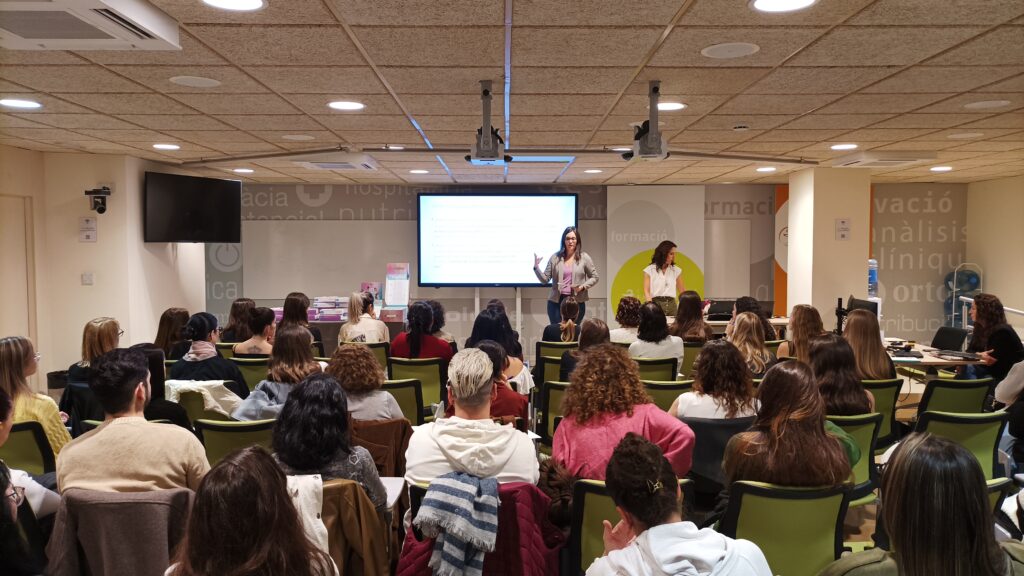 Marta Alcalde, vocal de Dermofarmàcia i Productes Sanitaris del COFB, va presentar la formació.