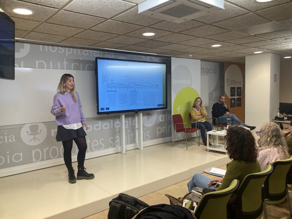 L'explicació del cicle menstrual va ser realitzada per la farmacèutica Carla Escuder.
