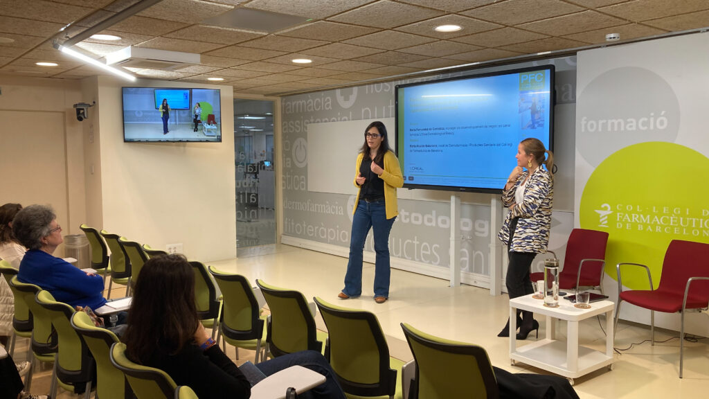 La vocal de Dermofarmàcia i Productes Sanitaris del COFB, Marta Alcalde, va ser l’encarregada de presentar el fòrum.