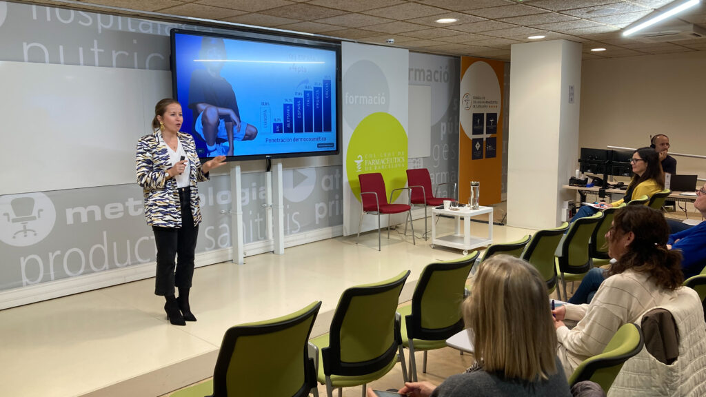 María Fernández va explicar les oportunitats que ofereix la dermocosmètica a les oficines de farmàcia.