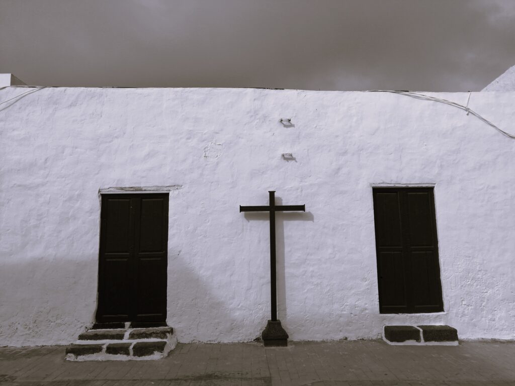 "Dues portes i una creu"