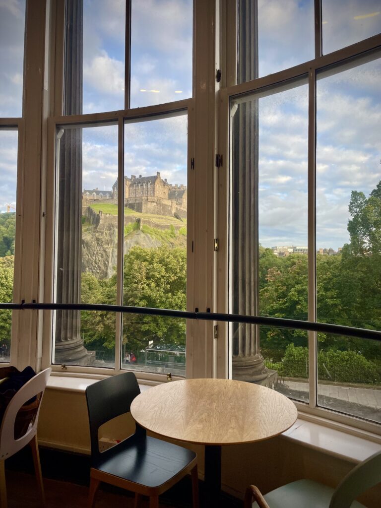 "Exposició a un quadre d'un castell escocès"