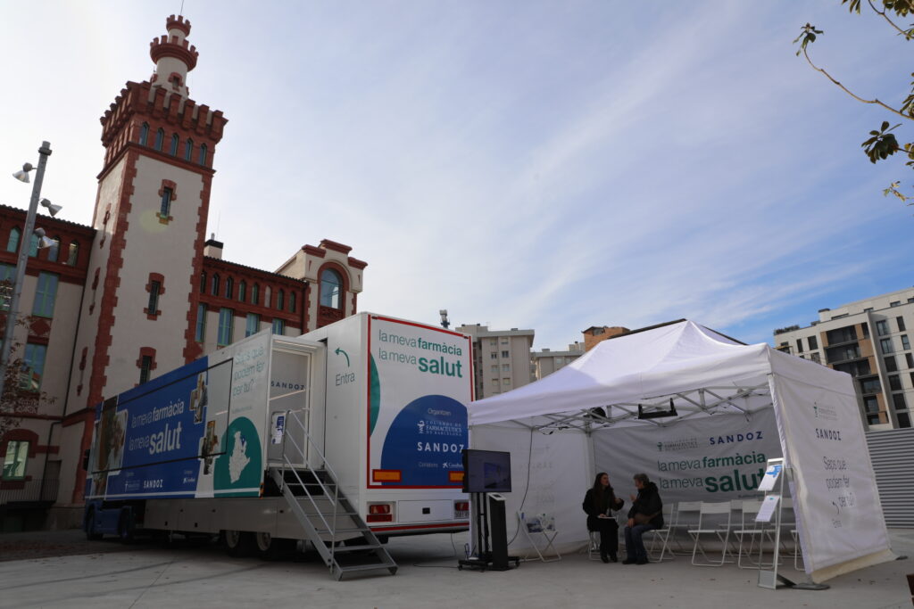 Exterior de la farmàcia mòbil al carrer del Bisbe Morgades (La Farinera).