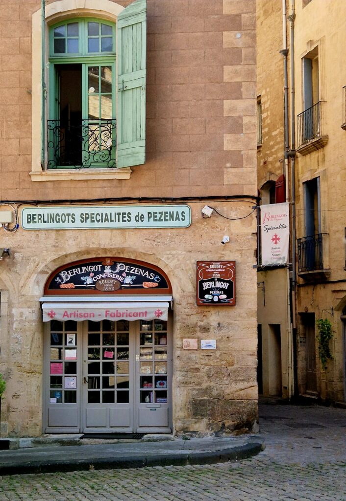 "Finestres veient el pas dels anys"