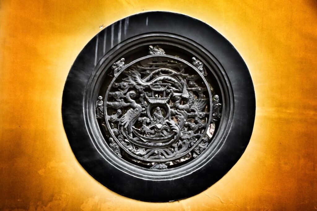 "La finestra rodona i fons groc L'ull de la eternitat"