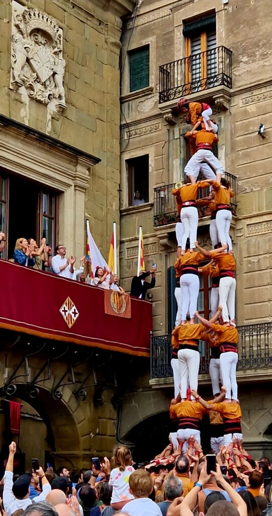 "L'ajuntament mirant el cel"