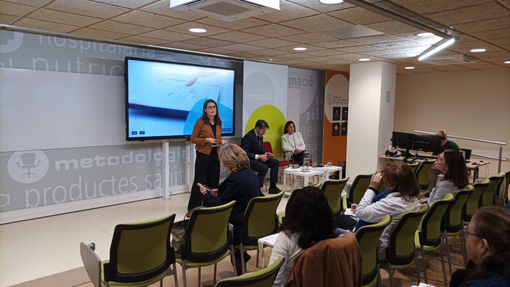 Elena Palau, vicetresorera del COFB, va moderar la sessió del Fòrum COFBServeis "Facturació electrònica i Verifactu".