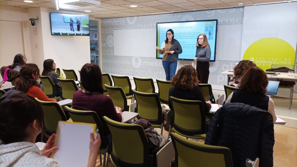 Marta Alcalde, vocal de Dermofarmàcia i Productes Sanitaris del COFB, va presentar la sessió "Cura del cabell i bellesa capil·lar".