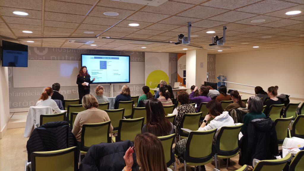 La responsable del contingut divulgatiu de Pranarôm, Marta Pérez, en un moment de la seva presentació.