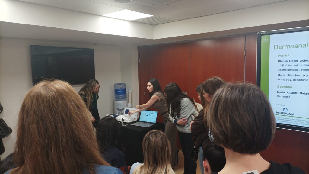 L'ús dels dermoanalitzadors va ser explicat per Marta Sánchez.