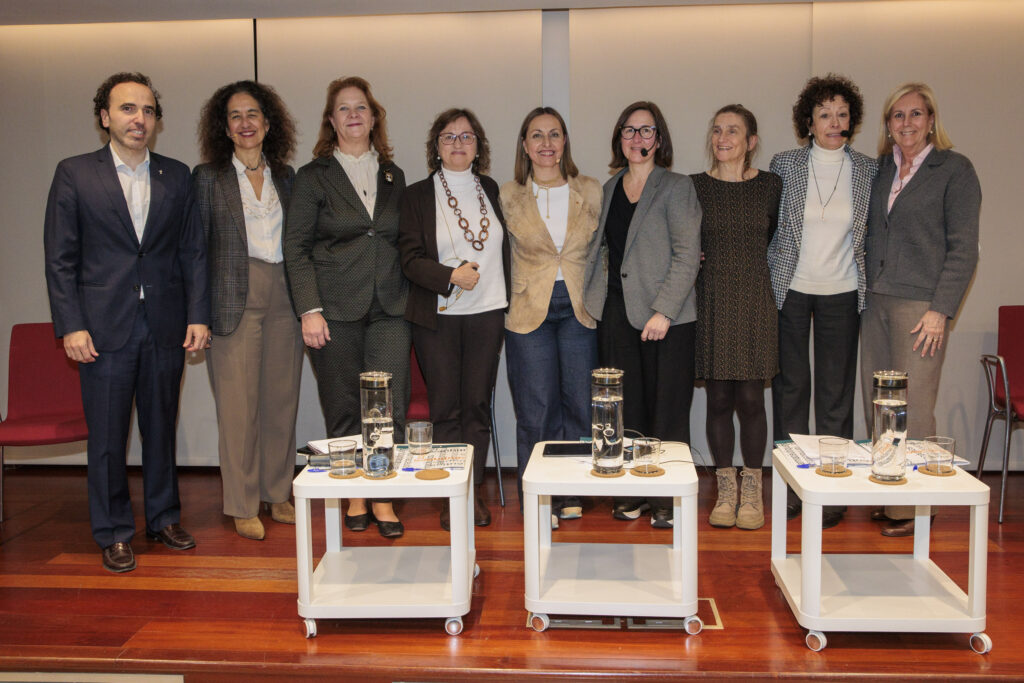Jordi Casas, president del COFB, junt amb representants de la Fundació Grup 7 i les diferents ponents de l'acte.