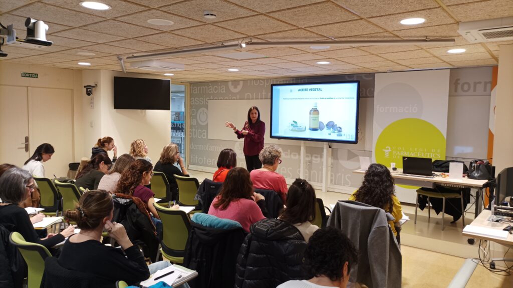 Les diferents tipologies d'extracció d'olis essencials van ser descrites per Matilde García.