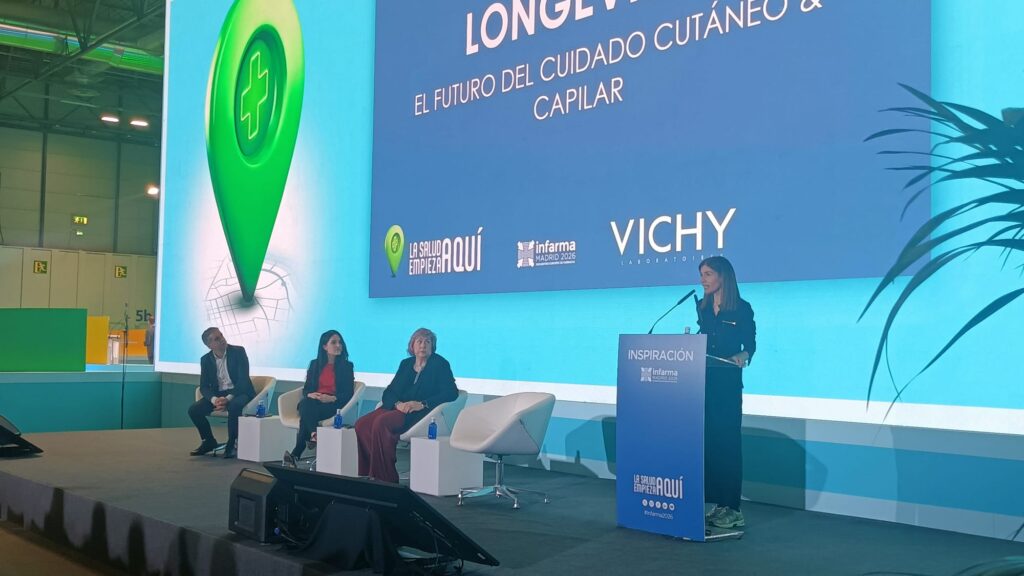 Marta Gento durant la presentació de la conferència sobre longevitat.