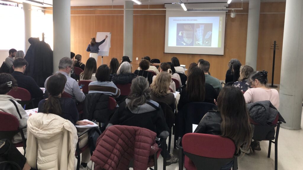 Carmen del Pino en un moment de la seva exposició sobre ostomies.