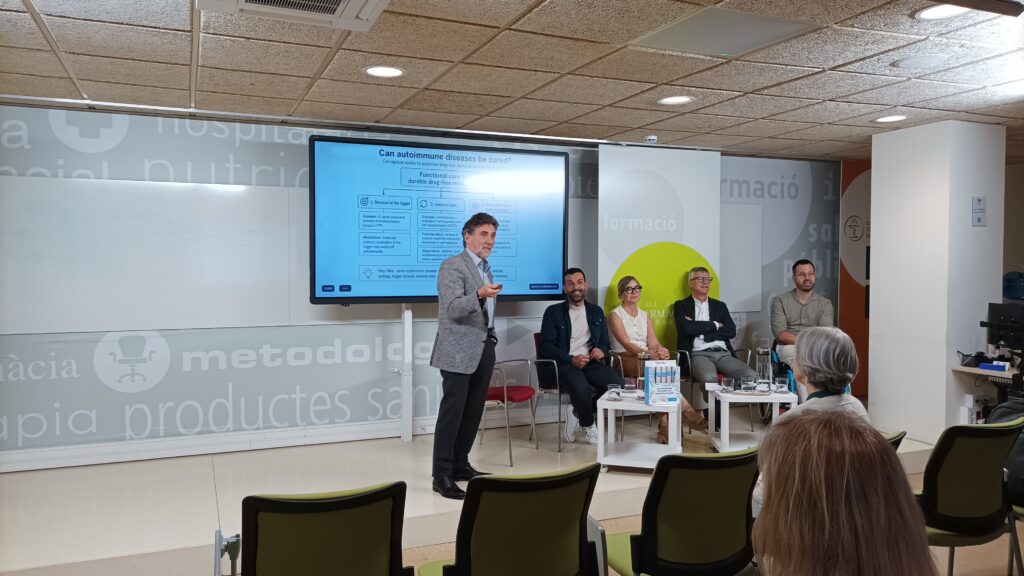 El Dr. Xavier Montalban en un moment de la seva presentació. 