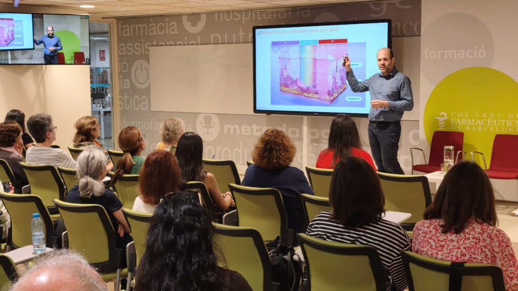El Dr. Yélamos en un moment de la seva exposició. 