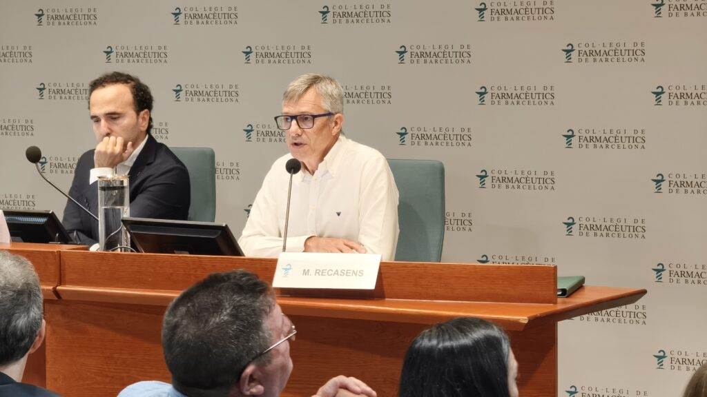 Miquel Recasens durant la seva exposició.