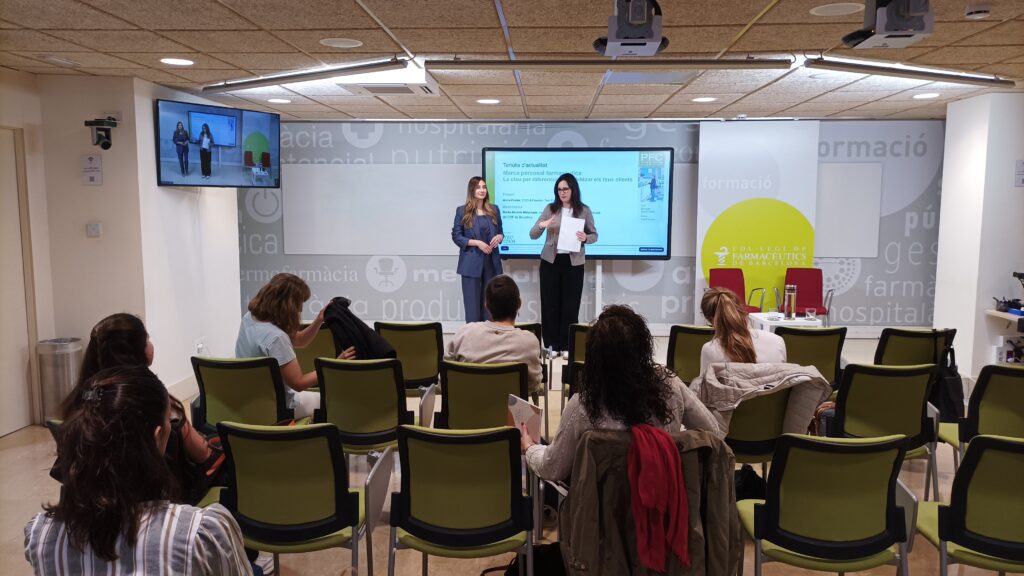 Anna Fuster i Marta Alcalde en un moment de la tertúlia d'actualitat.