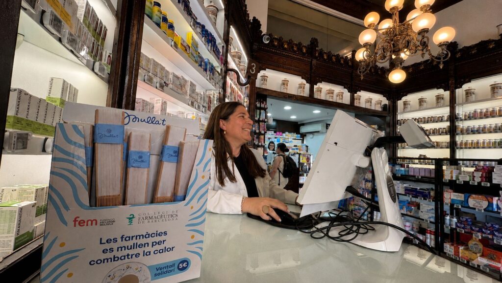 Les farmàcies de Barcelona es mullen per visibilitzar l’impacte de la calor en pacients amb esclerosi múltiple