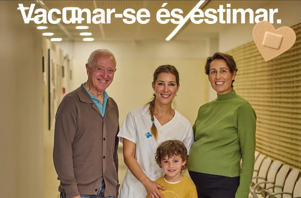 Les farmàcies catalanes reforcen la vacunació de la grip i la COVID-19 entre la població de risc per augmentar la cobertura vacunal