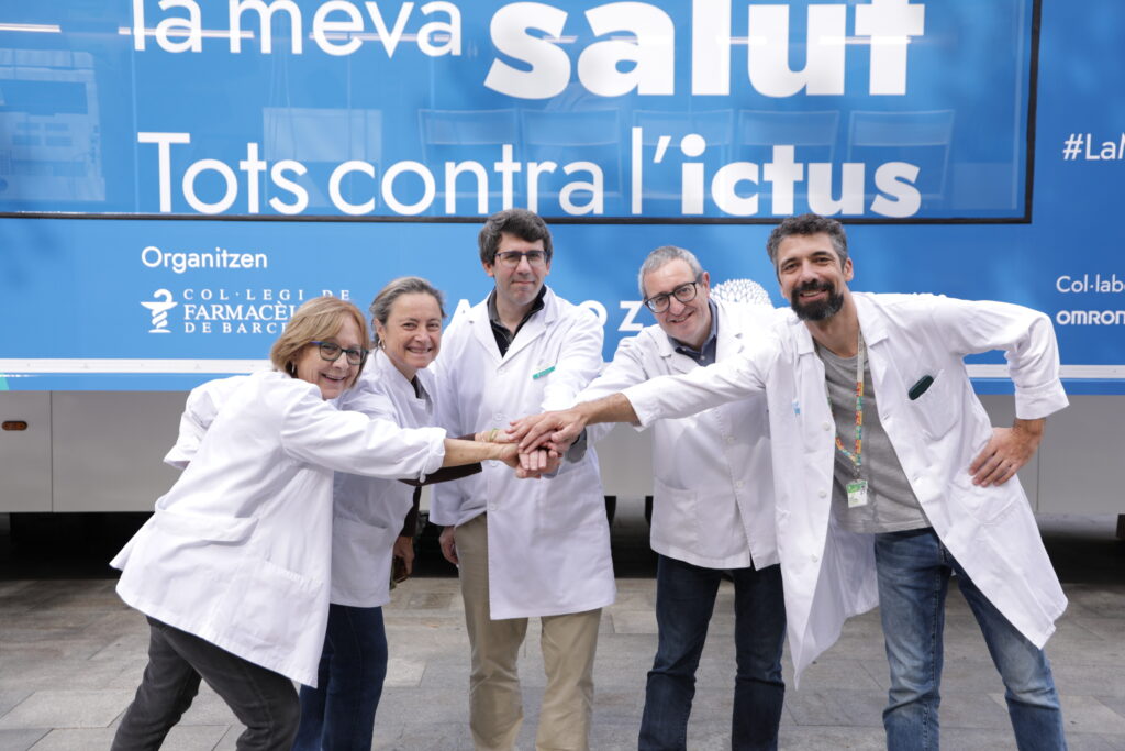La unitat mòbil de “La meva farmàcia, la meva salut” atén 62 veïns i realitza prop de 250 proves de salut a Sant Adrià de Besòs per prevenir i detectar el risc d’ictus