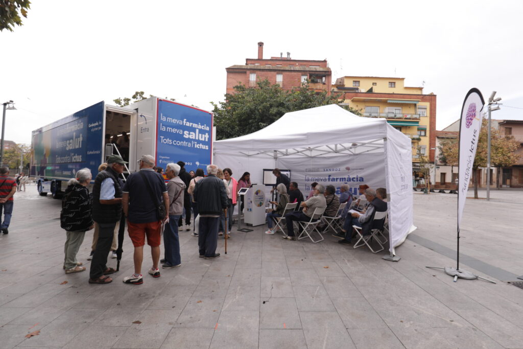 La unitat mòbil tanca la parada a Cerdanyola amb 480 proves a 120 veïns per prevenir i detectar el risc d’ictus